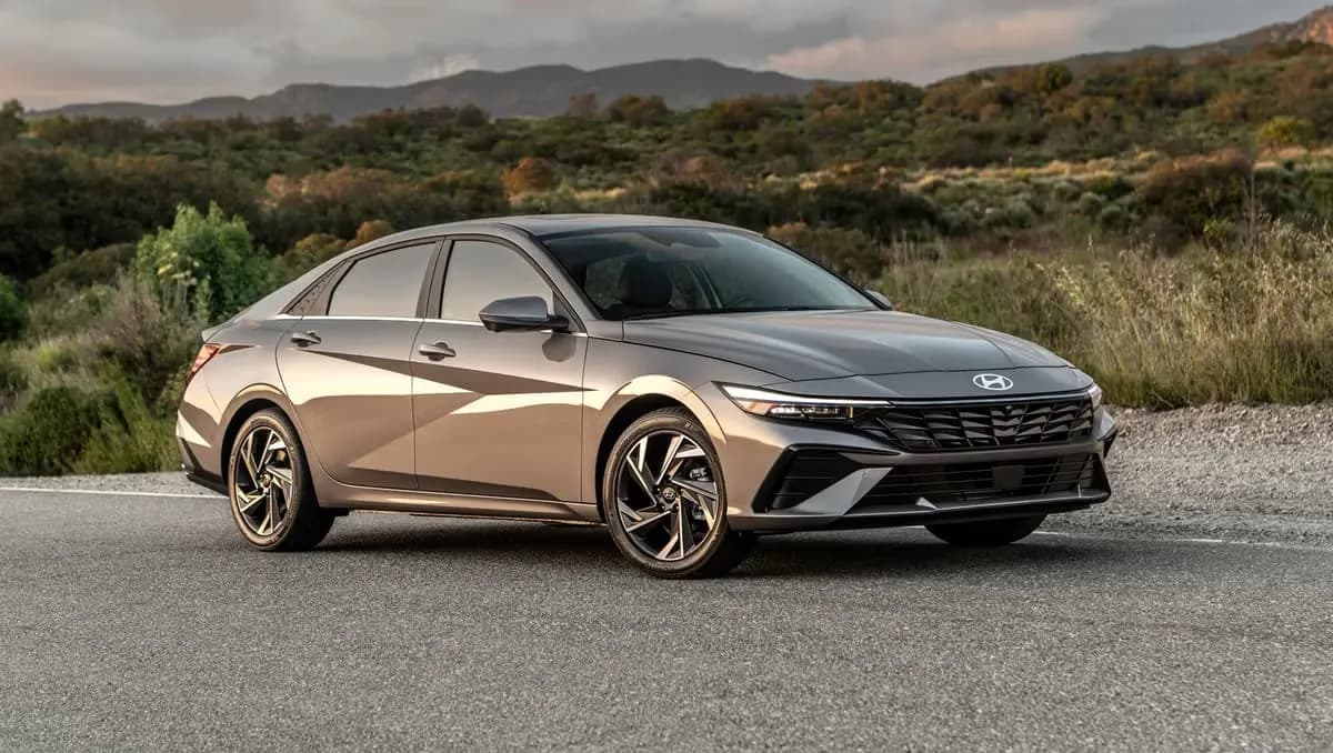 Hyundai Elantra — compramos tu vehículo en Dallas
