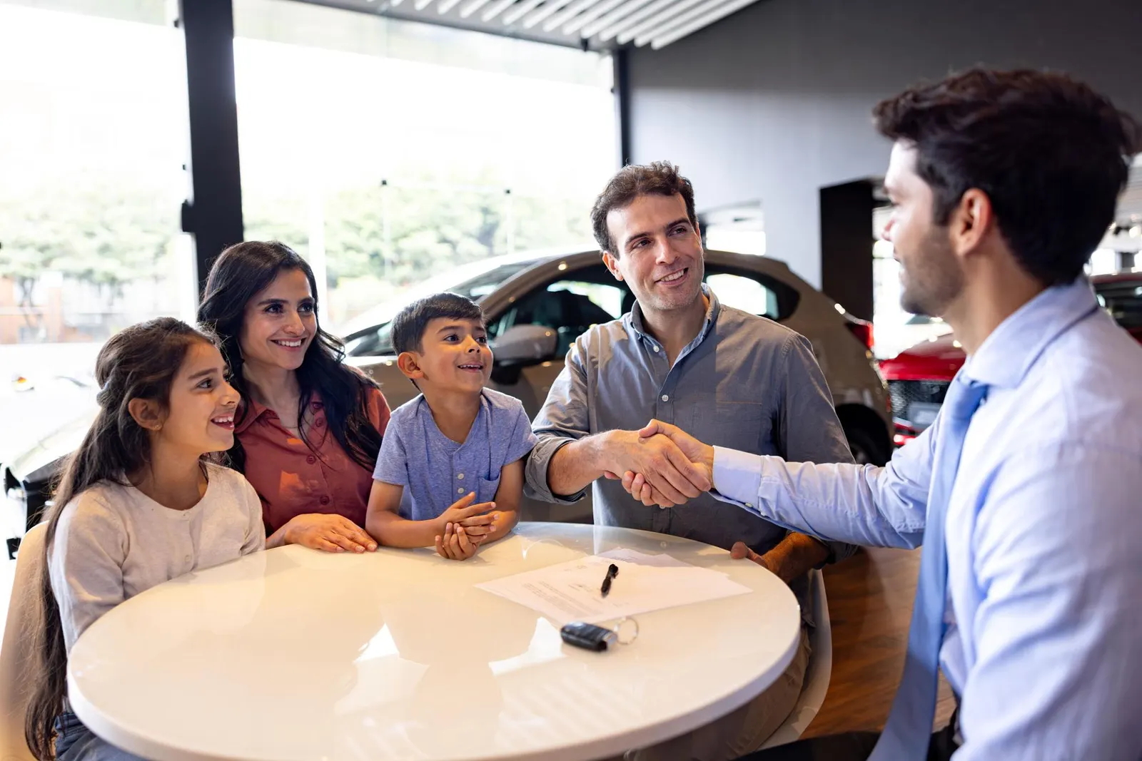 Familia hispana vendiendo su carro en Dallas y recibiendo pago en efectivo el mismo día